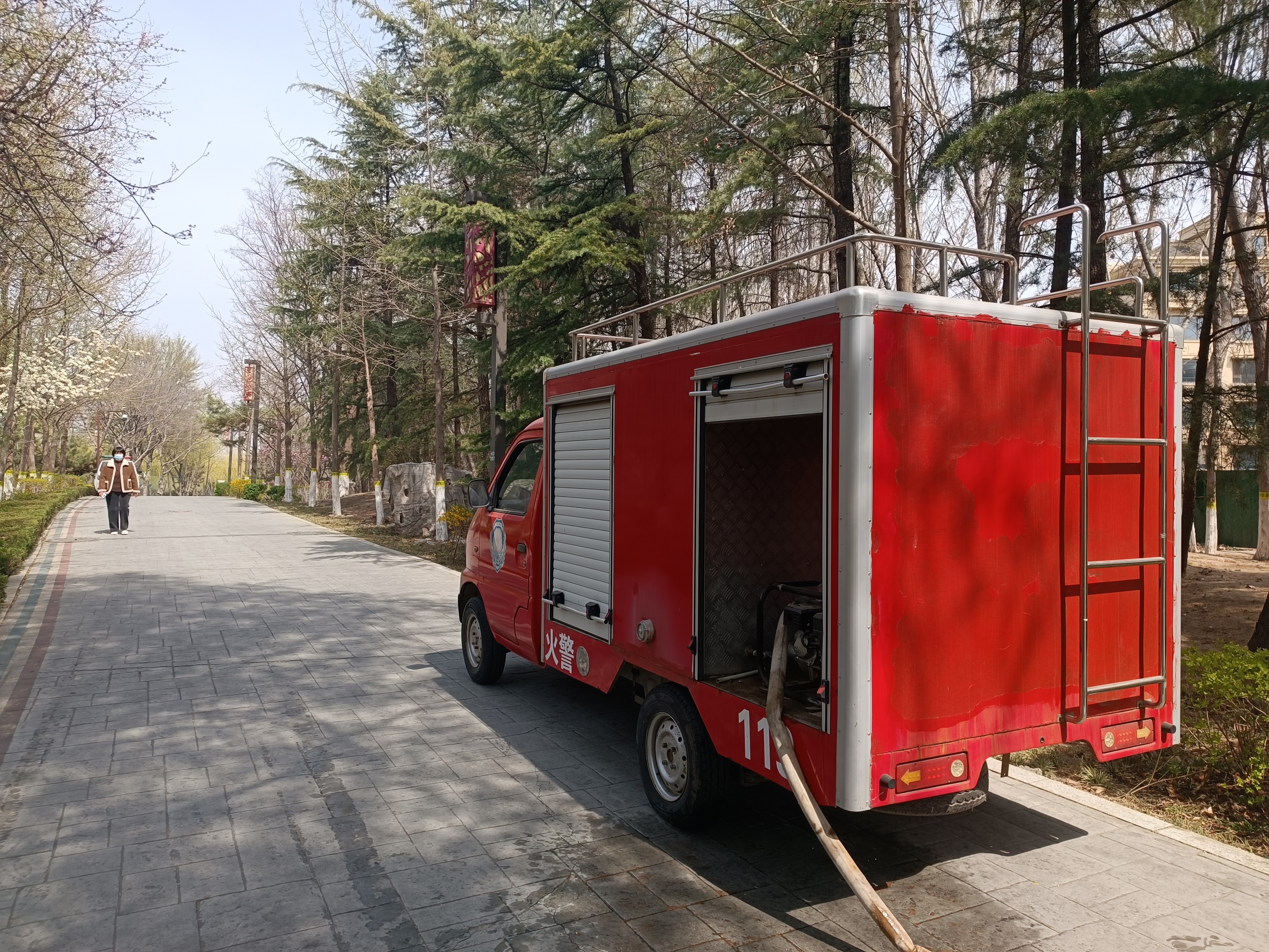 濰坊市園林環(huán)衛(wèi)集團(tuán)多策并用除楊柳飛絮，白浪景區(qū)全面整治迎清新風(fēng)貌